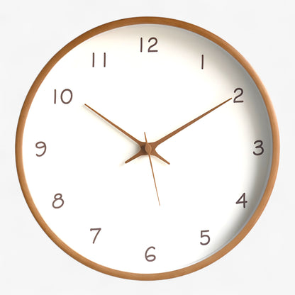 Stilrent Charlie vægur i massivt træ med lydløs mekanisme, perfekt til moderne interiør. Tidløst design og naturlige årer.