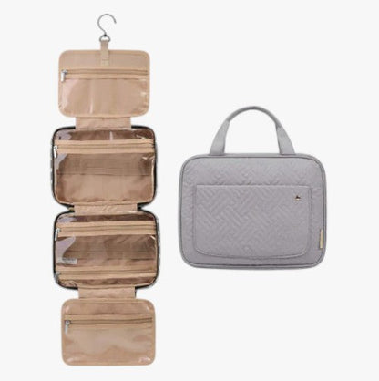 "Stor foldbar toilettaske, masser af plads, pletbestandigt materiale, praktisk til rejser, fås i flere farver."