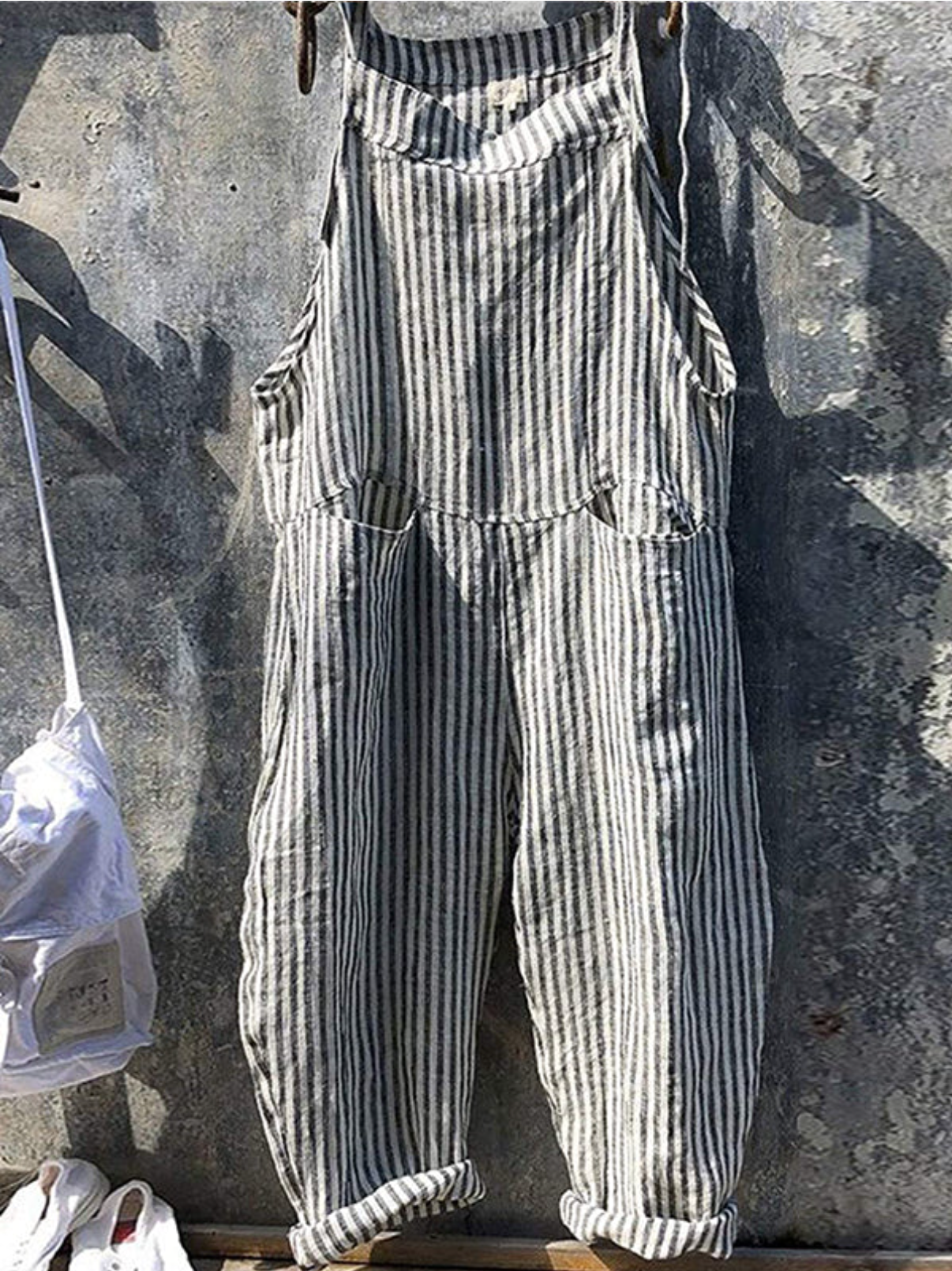 "Stribet ærmeløs jumpsuit med løs pasform og lommer. Blødt materiale for komfort og stil til daglig brug."
