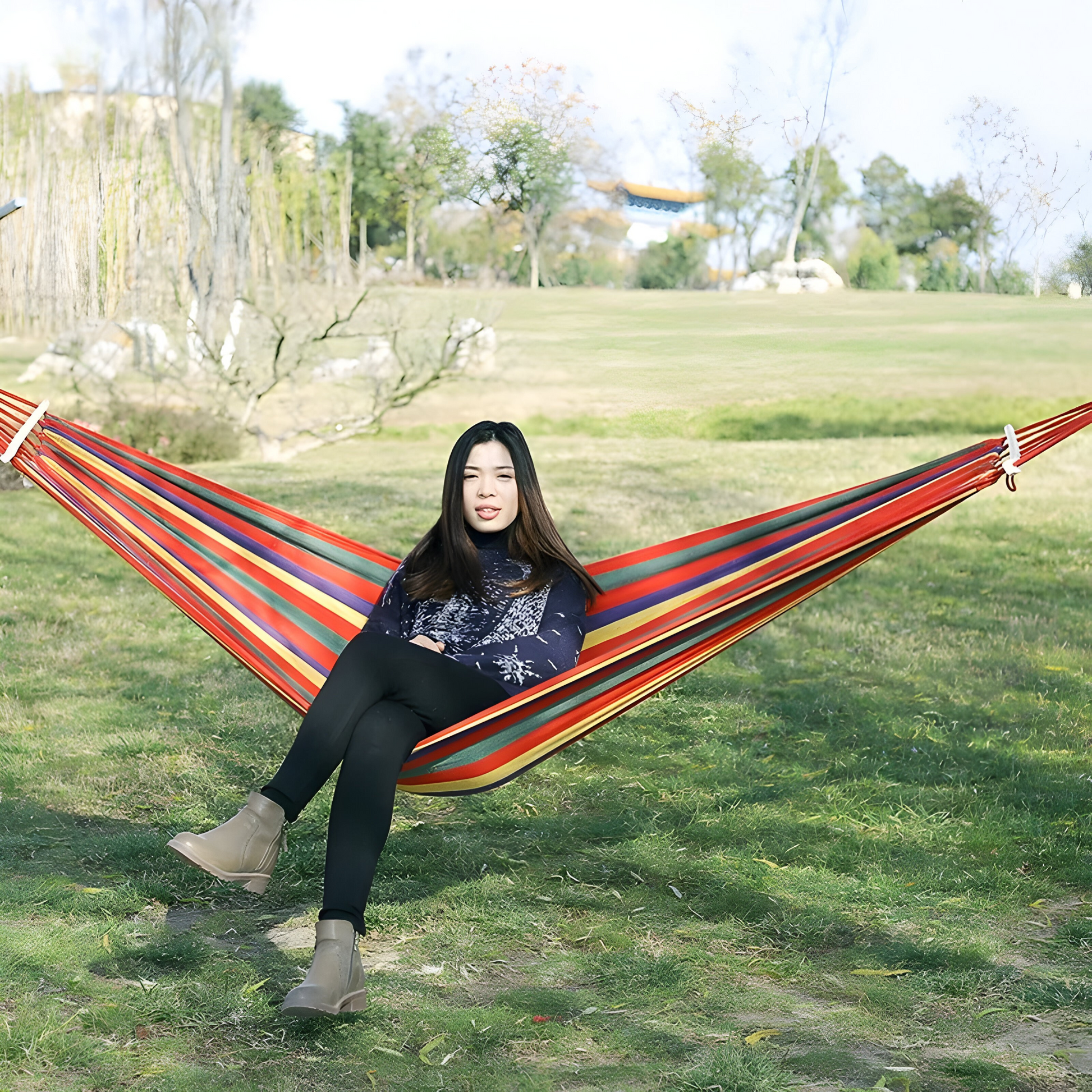 "Stribet hængekøje udendørs, åndbar og rummelig, let opsætning med karabinhager, ideel til haven eller camping."