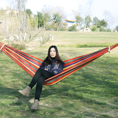 "Stribet hængekøje udendørs, åndbar og rummelig, let opsætning med karabinhager, ideel til haven eller camping."