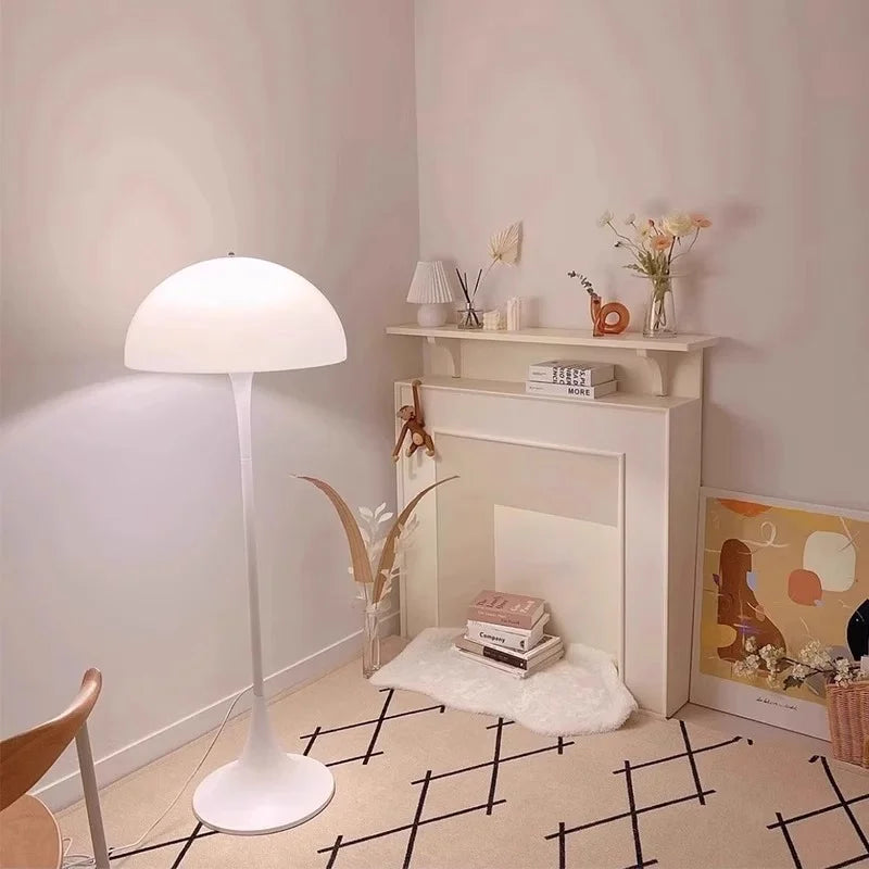 "Svampeformet gulvlampe i nordisk design med LED-belysning, minimalistisk look. Tilføjer stil og hygge til rummet."