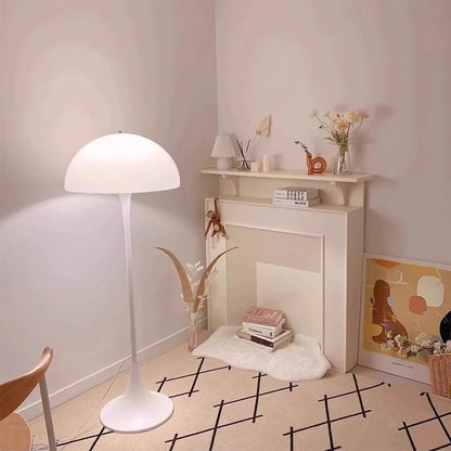 "Svampeformet gulvlampe i nordisk design med LED-belysning, minimalistisk look. Tilføjer stil og hygge til rummet."