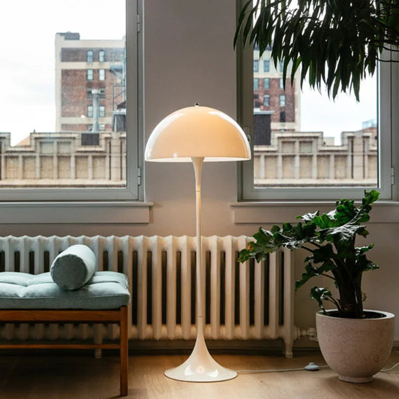 "Svampeformet gulvlampe i nordisk design med LED-belysning, minimalistisk look. Tilføjer stil og hygge til rummet."