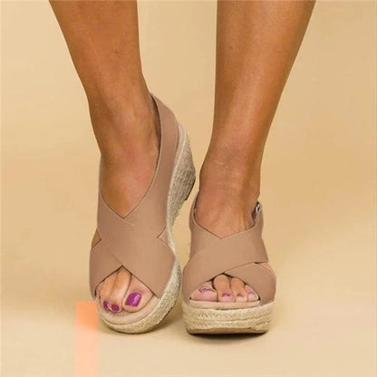 Taupe ortopædiske espadriller med kilehæl, elegante og komfortable, ideelle til hverdag og fest. Kvindesko i høj kvalitet.