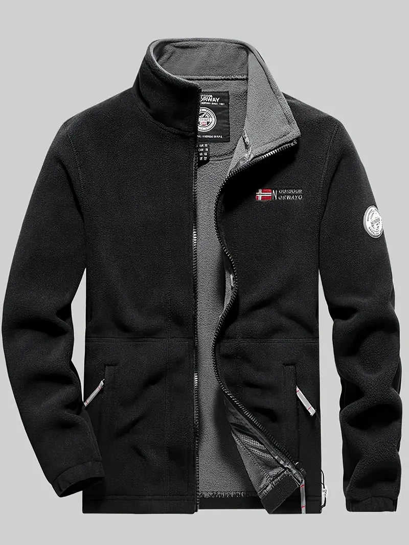 "Termisk fleece jakke i sort, perfekt til udendørs aktiviteter. Blødt stof, moderne design, fremragende isolering."