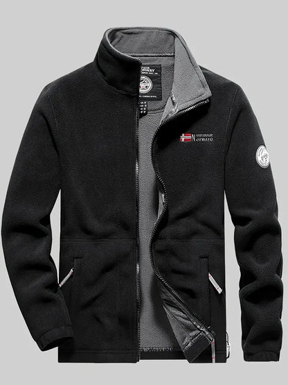 "Termisk fleece jakke i sort, perfekt til udendørs aktiviteter. Blødt stof, moderne design, fremragende isolering."