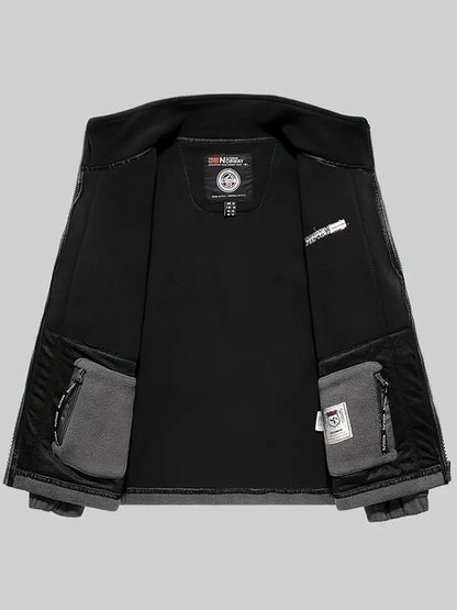 "Termisk fleece jakke i sort, perfekt til udendørs aktiviteter. Blødt stof, moderne design, fremragende isolering."