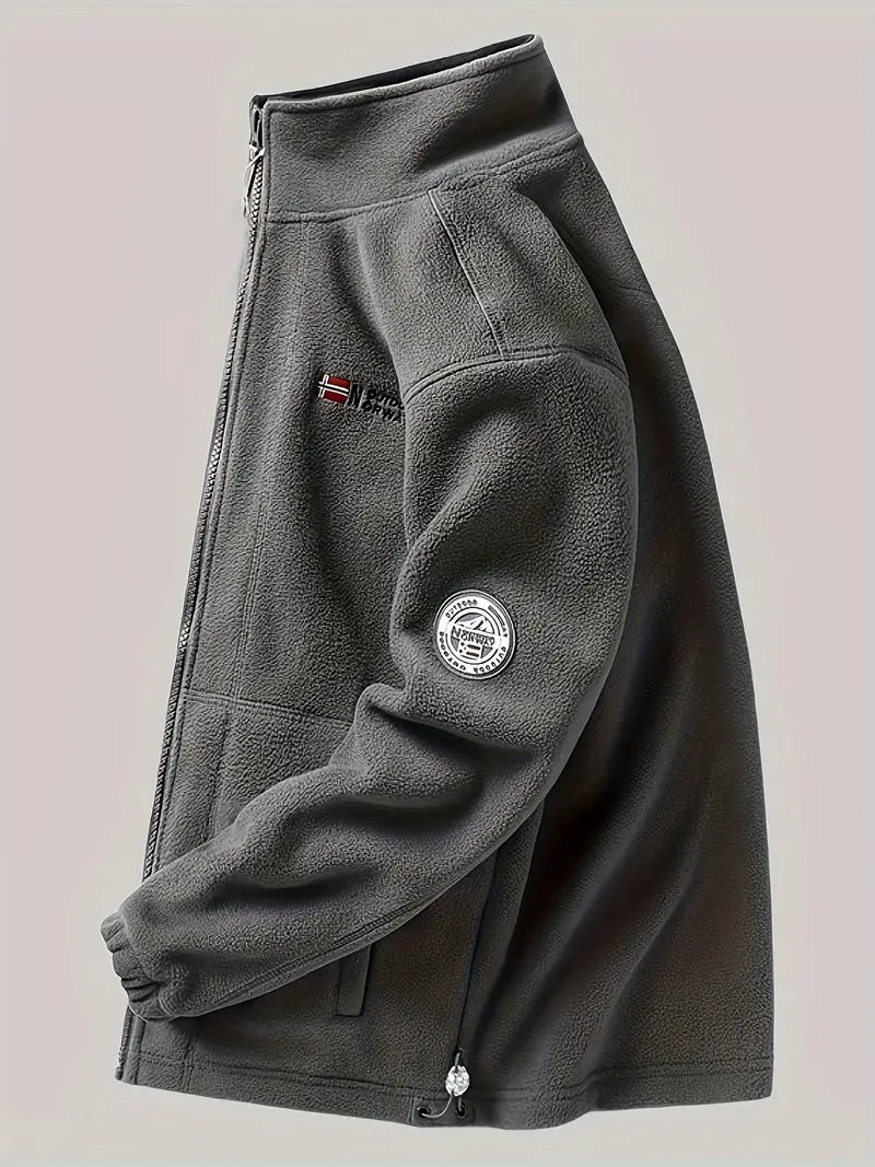 "Termisk fleece jakke i sort, perfekt til udendørs aktiviteter. Blødt stof, moderne design, fremragende isolering."