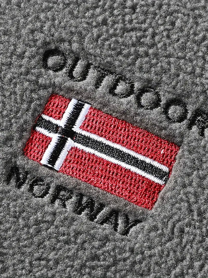 "Termisk fleece jakke i sort, perfekt til udendørs aktiviteter. Blødt stof, moderne design, fremragende isolering."