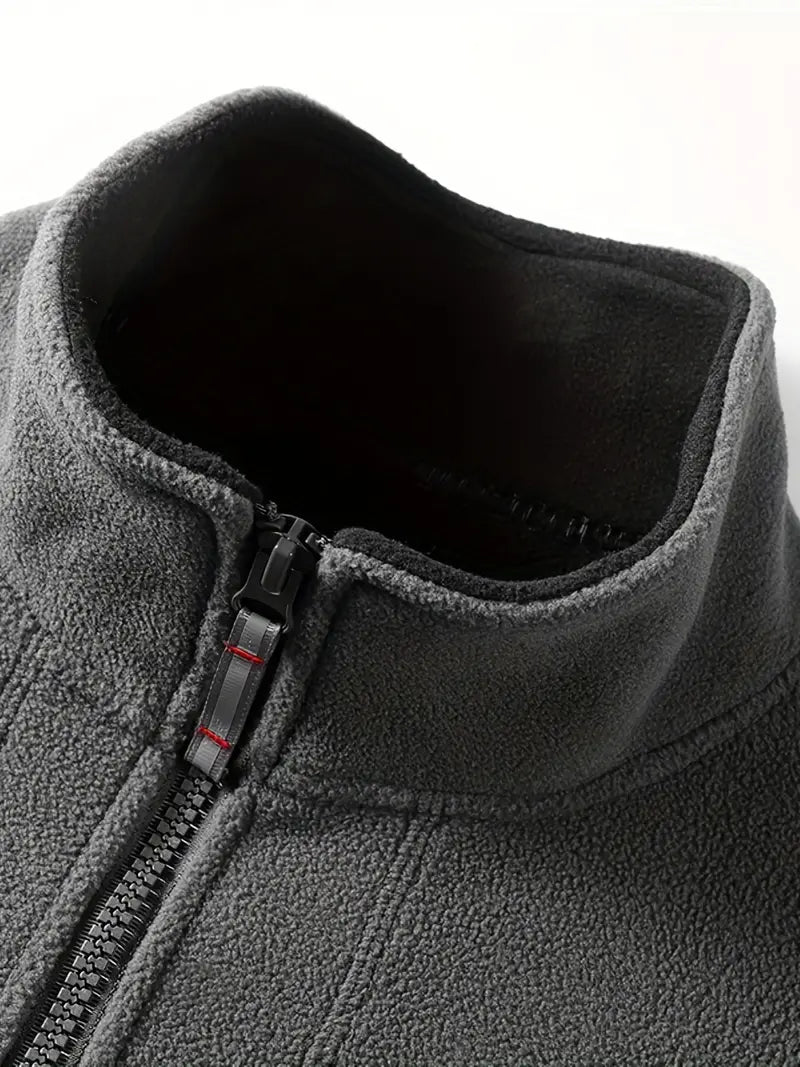 "Termisk fleece jakke i sort, perfekt til udendørs aktiviteter. Blødt stof, moderne design, fremragende isolering."