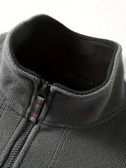 "Termisk fleece jakke i sort, perfekt til udendørs aktiviteter. Blødt stof, moderne design, fremragende isolering."