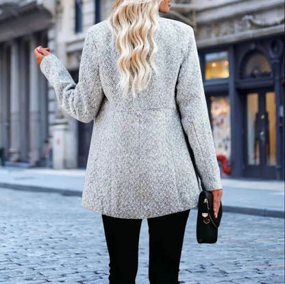 Tidløs elegant kvindeblazer med klassisk snit, skræddersyet pasform, fine detaljer og behageligt stof til alle anledninger.