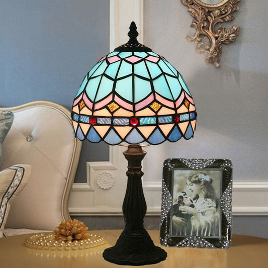 "Tiffany formet glaslampe med farvet glas, antik stil, håndlavet detaljer og elegant design, ideel til enhver indretning."