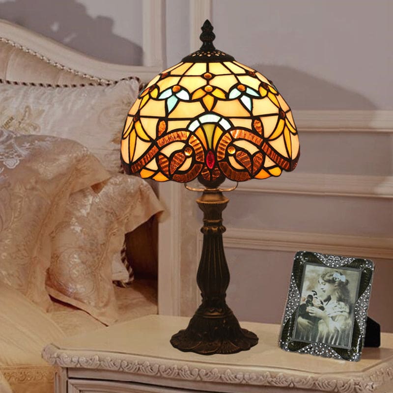"Tiffany formet glaslampe med farvet glas, antik stil, håndlavet detaljer og elegant design, ideel til enhver indretning."