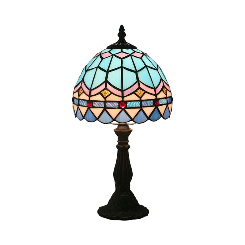 "Tiffany formet glaslampe med farvet glas, antik stil, håndlavet detaljer og elegant design, ideel til enhver indretning."