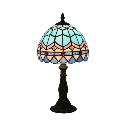 "Tiffany formet glaslampe med farvet glas, antik stil, håndlavet detaljer og elegant design, ideel til enhver indretning."