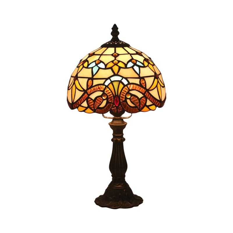 "Tiffany formet glaslampe med farvet glas, antik stil, håndlavet detaljer og elegant design, ideel til enhver indretning."