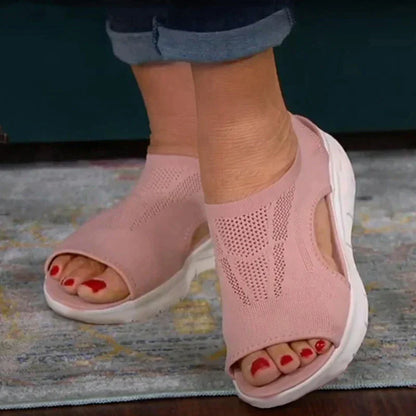 "Tina ortopædiske sandaler til kvinder i brun, bløde remme, robust sål, ortopædisk støtte til komfort og stil hele dagen."