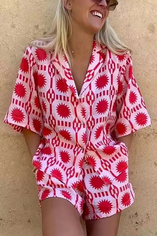 "To-delt sommersæt med livligt solstrålemønster i blød bomuldsblanding, ideelt til stranddage og hverdagsbrug."