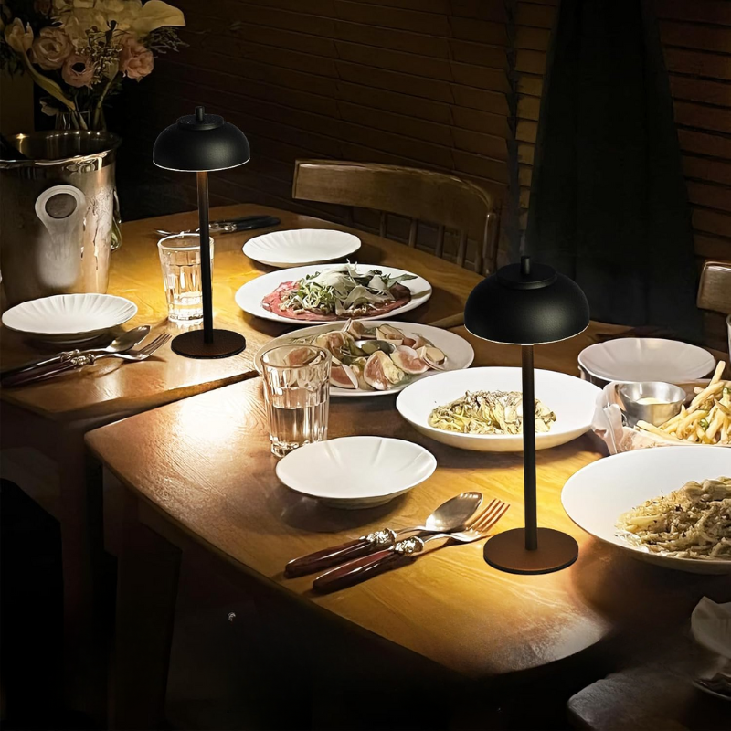 Trådløs bordlampe med elegant aluminiumsdesign og berøringskontrol, justerbar lysfarve og lang batterilevetid.