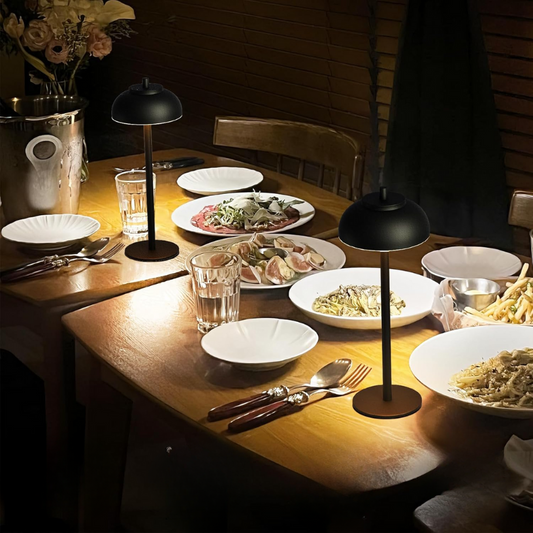 Trådløs bordlampe med elegant aluminiumsdesign og berøringskontrol, justerbar lysfarve og lang batterilevetid.