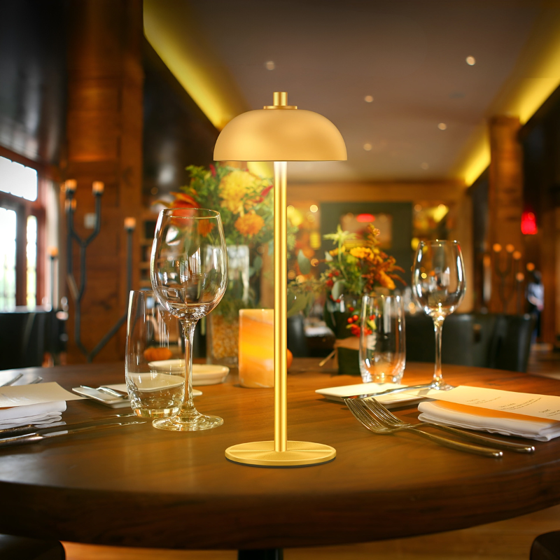 Trådløs bordlampe med elegant aluminiumsdesign og berøringskontrol, justerbar lysfarve og lang batterilevetid.