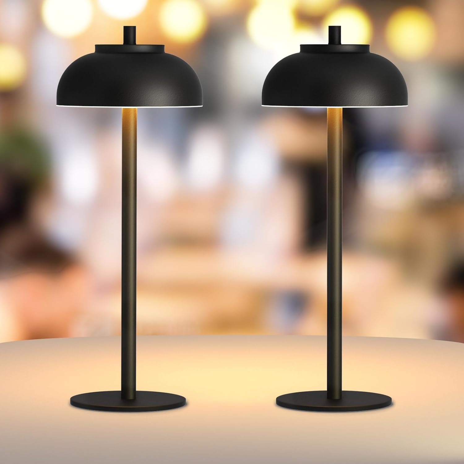 Trådløs bordlampe med elegant aluminiumsdesign og berøringskontrol, justerbar lysfarve og lang batterilevetid.