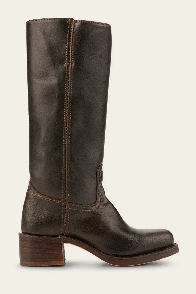"Trendy, brun læderstøvle til kvinder, high boots stil, fremstillet af holdbart og høj kvalitet læder, elegant design."