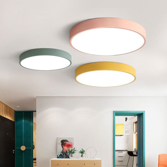 "Ultra-flad LED loftlampe i pastelfarver, elegant design, blødt lys, flere størrelser, velegnet til moderne interiør."