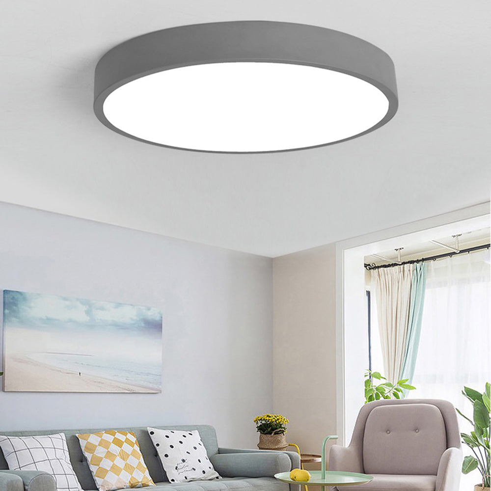 "Ultra-flad LED loftlampe i pastelfarver, elegant design, blødt lys, flere størrelser, velegnet til moderne interiør."