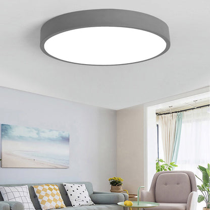 "Ultra-flad LED loftlampe i pastelfarver, elegant design, blødt lys, flere størrelser, velegnet til moderne interiør."