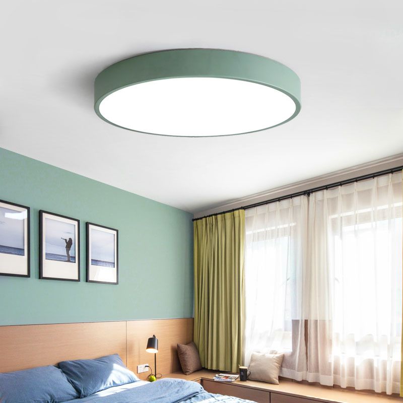 "Ultra-flad LED loftlampe i pastelfarver, elegant design, blødt lys, flere størrelser, velegnet til moderne interiør."