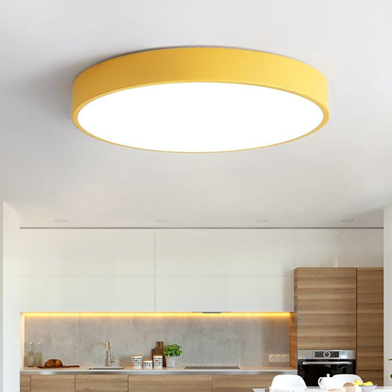 "Ultra-flad LED loftlampe i pastelfarver, elegant design, blødt lys, flere størrelser, velegnet til moderne interiør."
