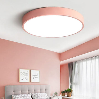 "Ultra-flad LED loftlampe i pastelfarver, elegant design, blødt lys, flere størrelser, velegnet til moderne interiør."