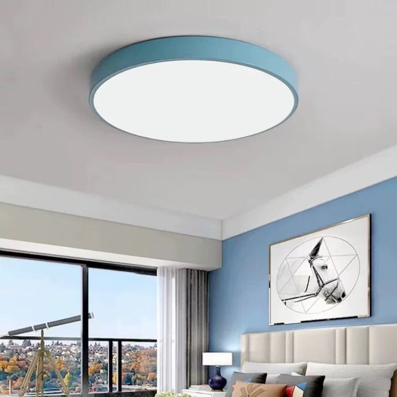 "Ultra-flad LED loftlampe i pastelfarver, elegant design, blødt lys, flere størrelser, velegnet til moderne interiør."
