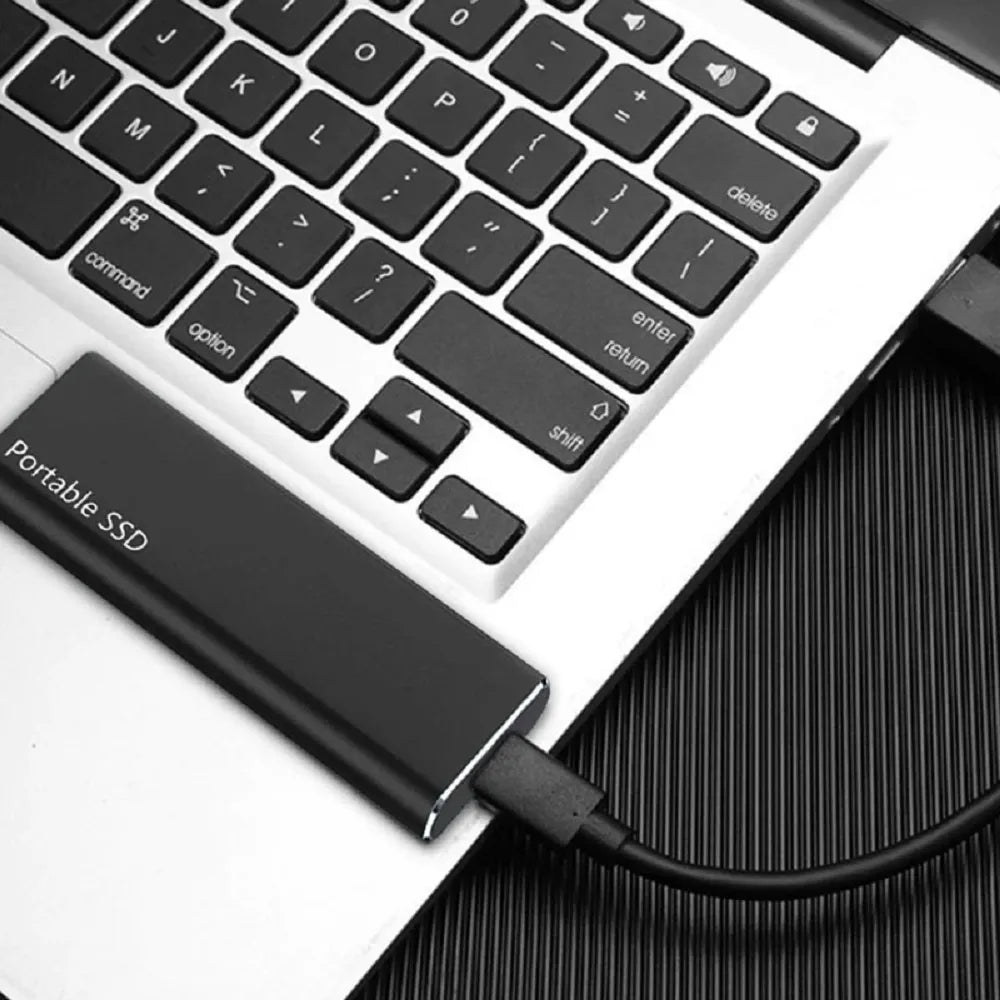 "Ultratynd 4 TB USB-C harddisk i sort, minimalistisk design med høj lagerkapacitet og hurtig dataoverførsel."