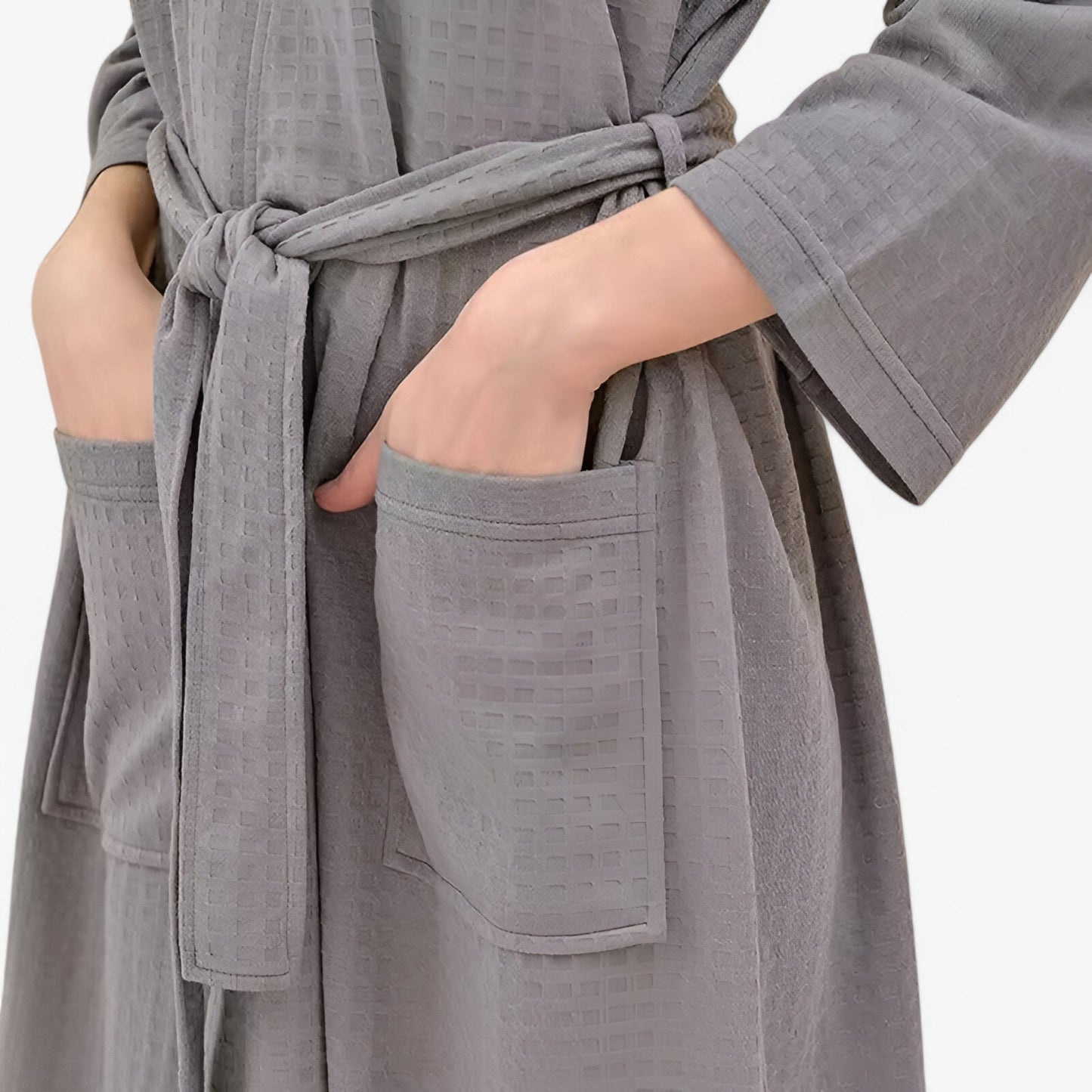 Unisex badekåbe i blødt stof med V-hals, justerbart bælte, store lommer og lange ærmer, perfekt til komfort og stil.