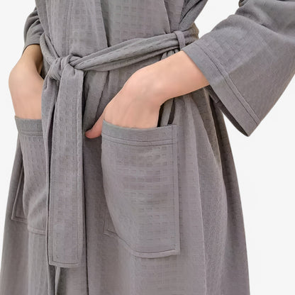 Unisex badekåbe i blødt stof med V-hals, justerbart bælte, store lommer og lange ærmer, perfekt til komfort og stil.