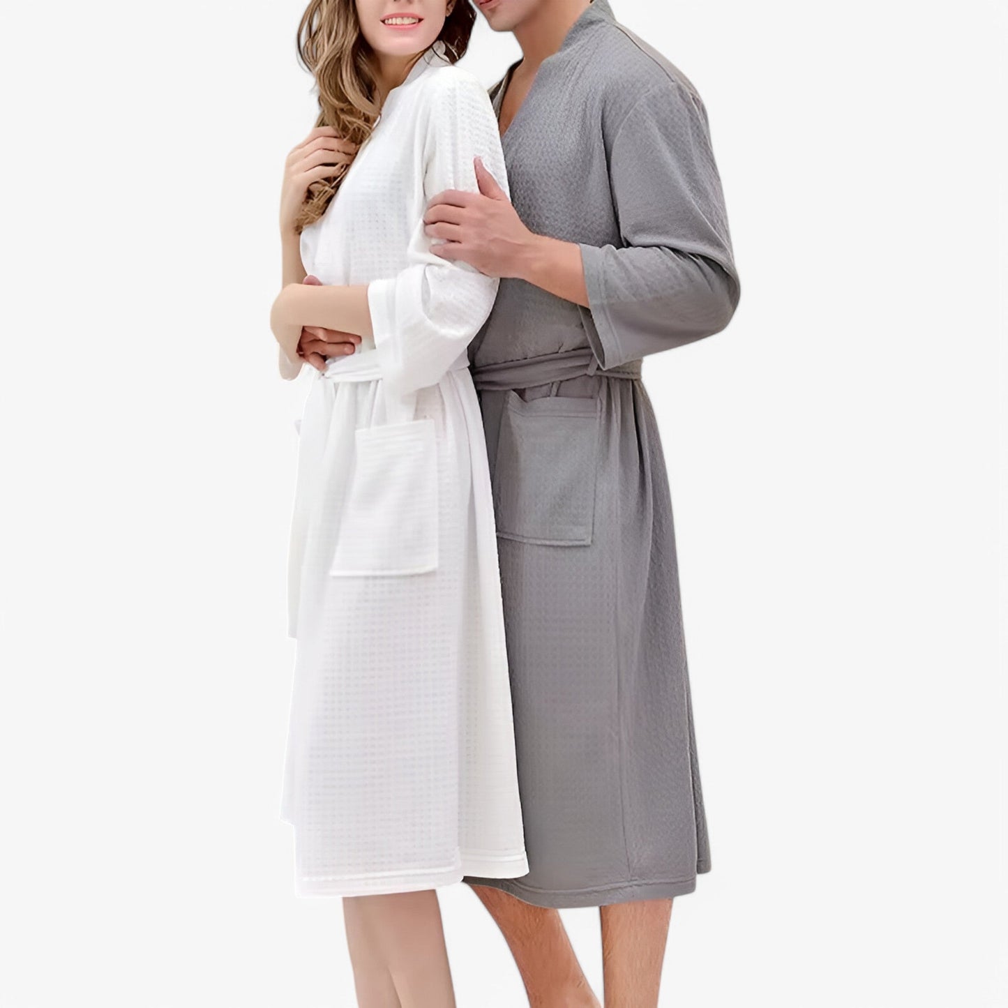 Unisex badekåbe i blødt stof med V-hals, justerbart bælte, store lommer og lange ærmer, perfekt til komfort og stil.