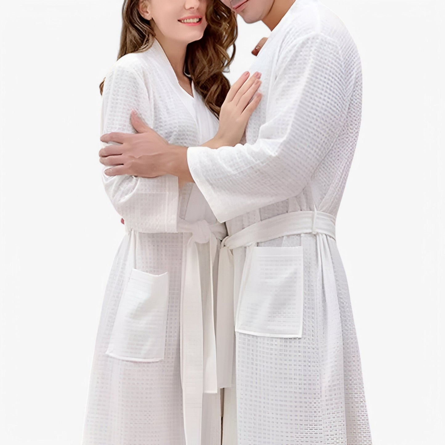 Unisex badekåbe i blødt stof med V-hals, justerbart bælte, store lommer og lange ærmer, perfekt til komfort og stil.