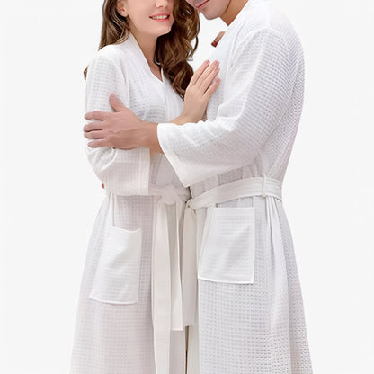 Unisex badekåbe i blødt stof med V-hals, justerbart bælte, store lommer og lange ærmer, perfekt til komfort og stil.