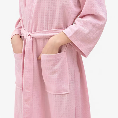 Unisex badekåbe i blødt stof med V-hals, justerbart bælte, store lommer og lange ærmer, perfekt til komfort og stil.