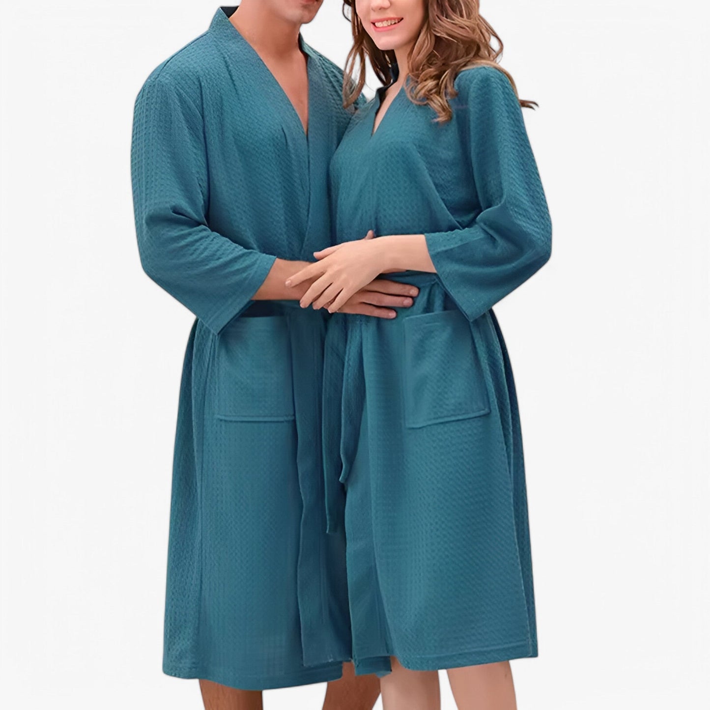 Unisex badekåbe i blødt stof med V-hals, justerbart bælte, store lommer og lange ærmer, perfekt til komfort og stil.