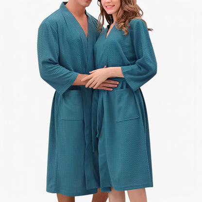 Unisex badekåbe i blødt stof med V-hals, justerbart bælte, store lommer og lange ærmer, perfekt til komfort og stil.