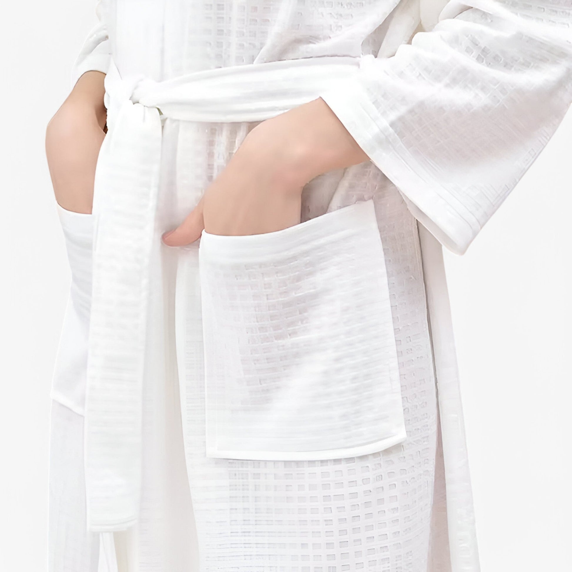 Unisex badekåbe i blødt stof med V-hals, justerbart bælte, store lommer og lange ærmer, perfekt til komfort og stil.