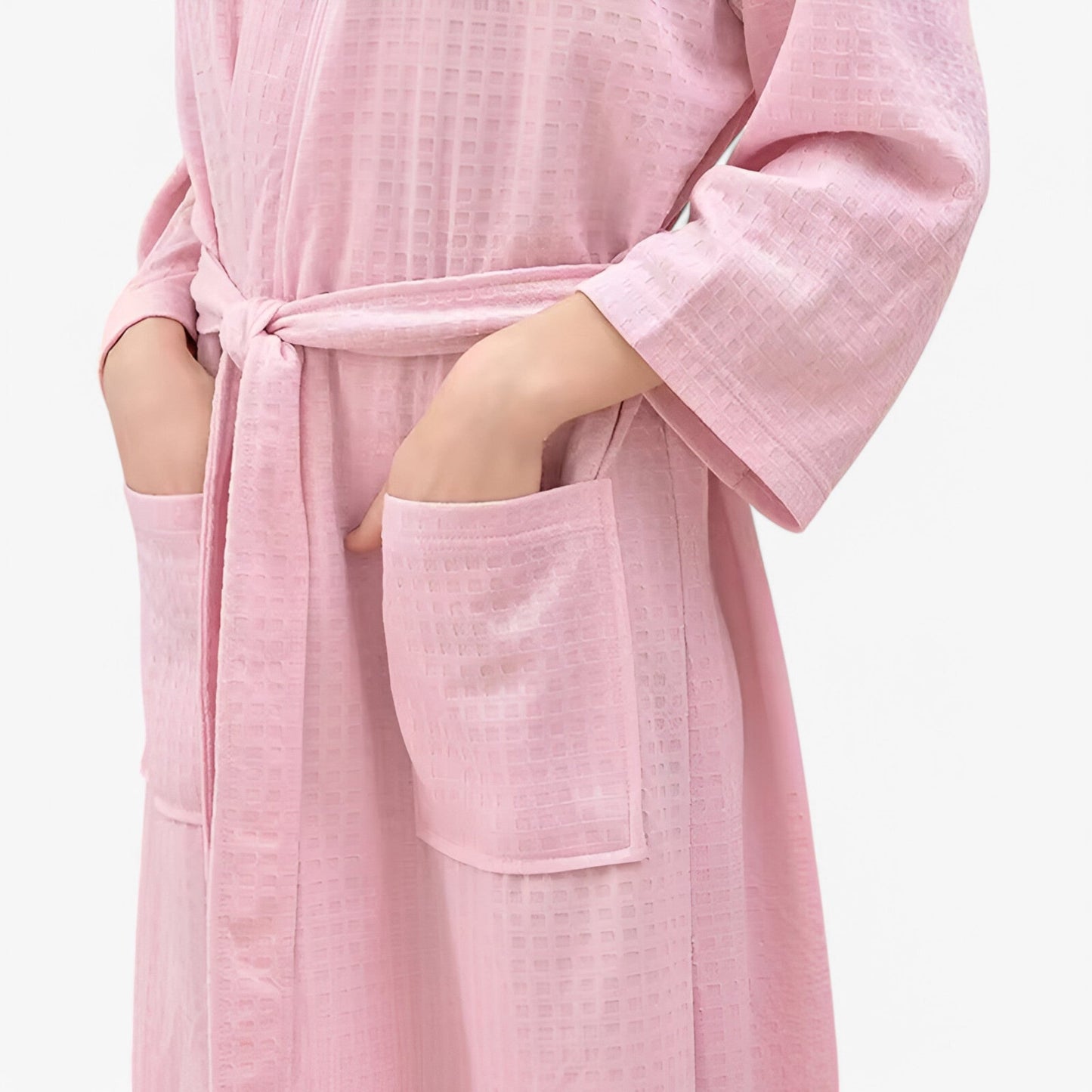 Unisex badekåbe i blødt stof med V-hals, justerbart bælte, store lommer og lange ærmer, perfekt til komfort og stil.