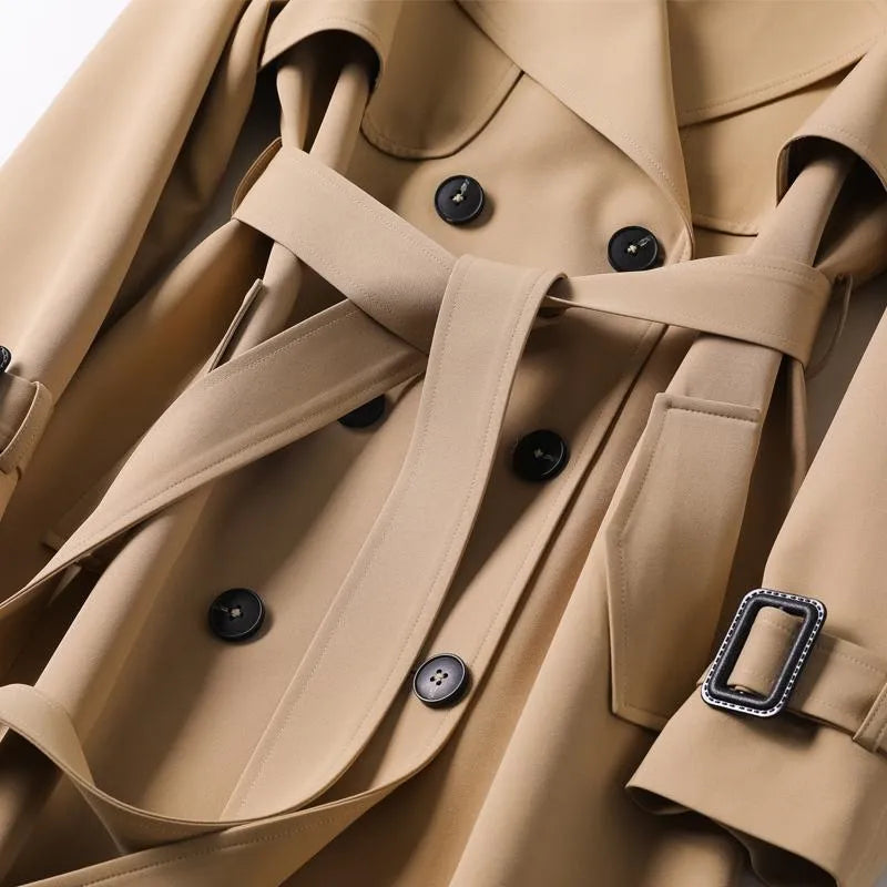 "Vandafvisende trenchcoat med justerbar pasform, klassisk design i beige, perfekt til alsidigt og elegant herrelook."