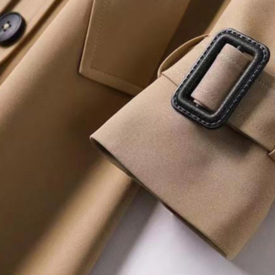 "Vandafvisende trenchcoat med justerbar pasform, klassisk design i beige, perfekt til alsidigt og elegant herrelook."