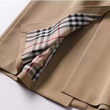 "Vandafvisende trenchcoat med justerbar pasform, klassisk design i beige, perfekt til alsidigt og elegant herrelook."